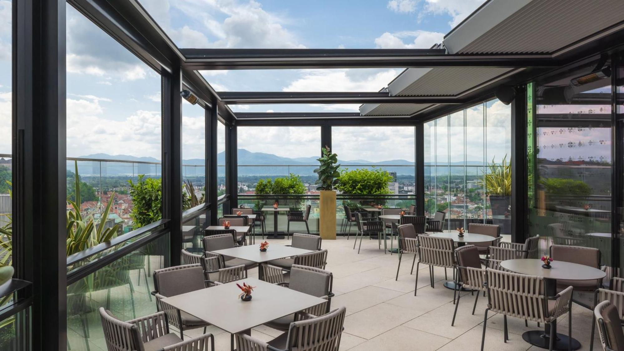 Hotel Intercontinental - Ljubljana By Ihg Esterno foto Skyline Terrace