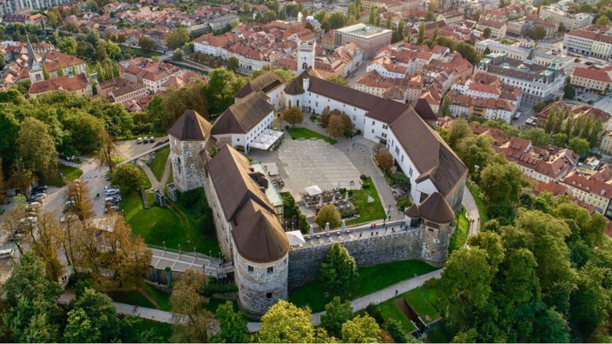 Hotel Intercontinental - Ljubljana By Ihg Esterno foto Aerial view of the castle