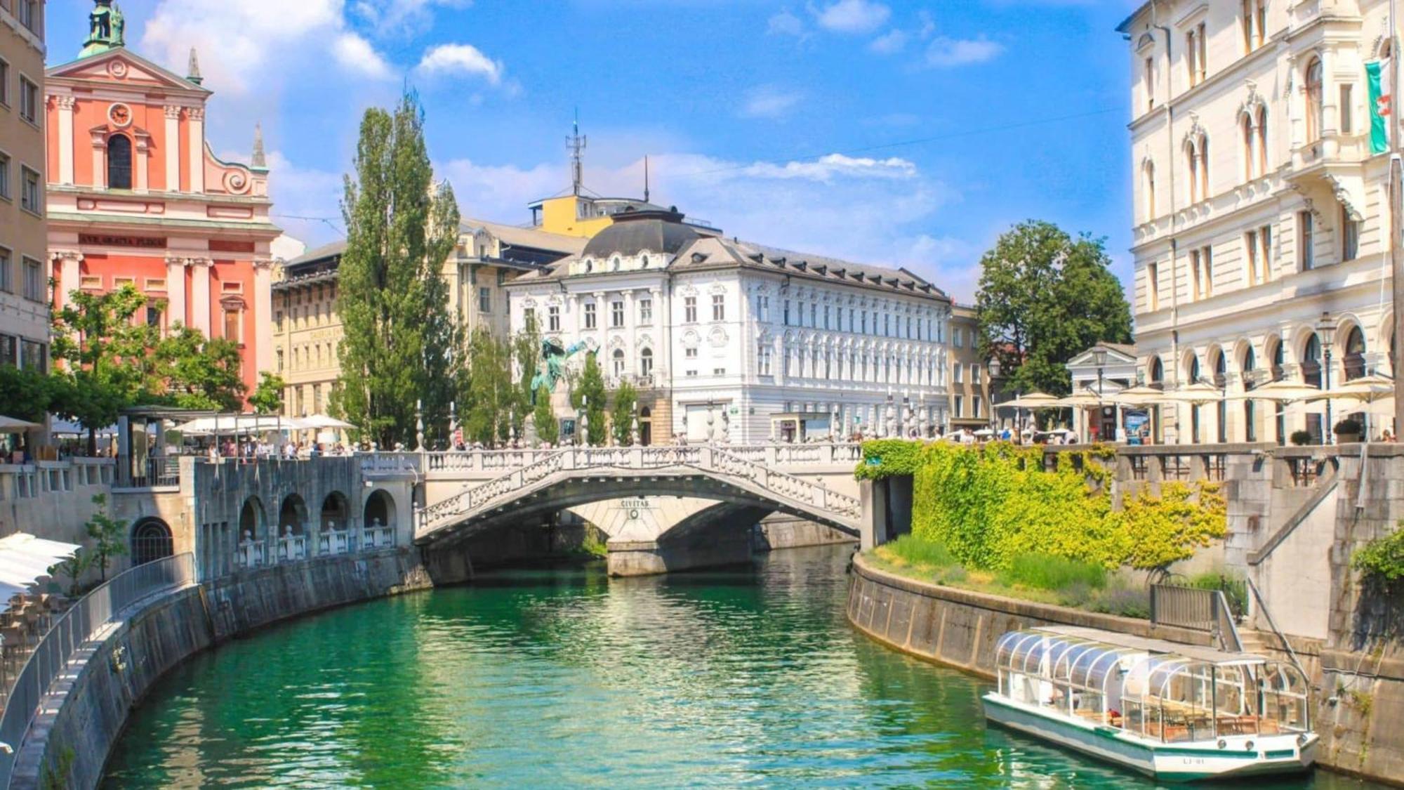 Hotel Intercontinental - Ljubljana By Ihg Esterno foto The Triple Bridge